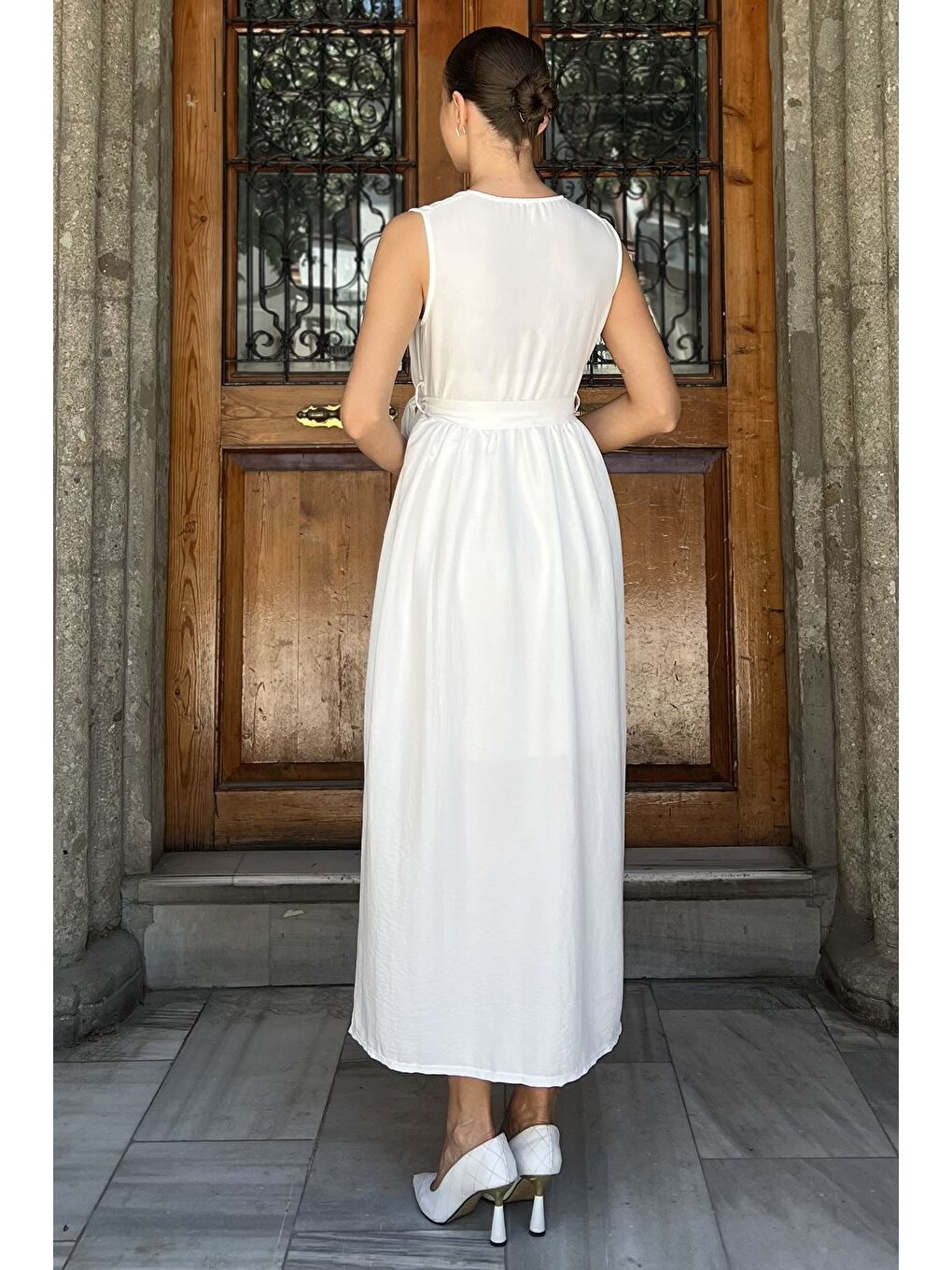 Beyaz Kruvaze Yaka Kuşaklı Sıfır Kol Elbise-2