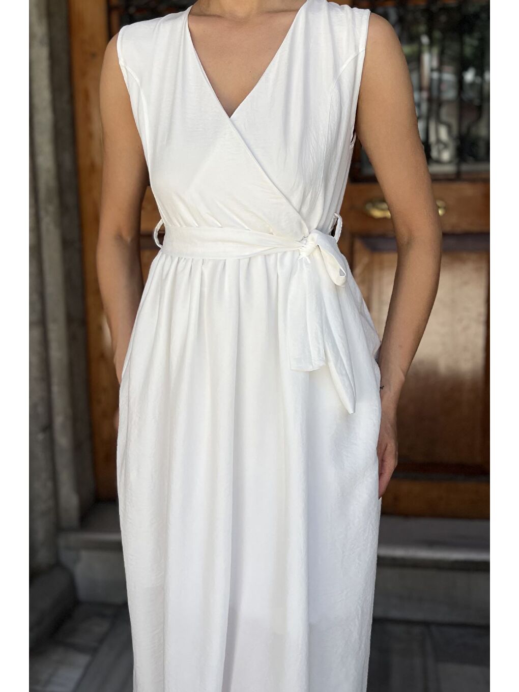 Beyaz Kruvaze Yaka Kuşaklı Sıfır Kol Elbise-3