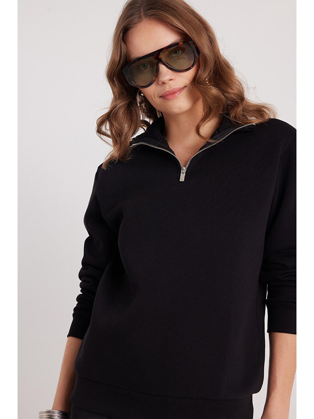 Kadın Relax Fit Rahat Kesim Pamuklu İçi Polarlı Yarım Fermuarlı Siyah Dik Yaka Sweatshirt-1
