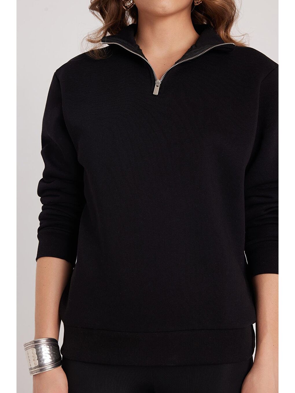Kadın Relax Fit Rahat Kesim Pamuklu İçi Polarlı Yarım Fermuarlı Siyah Dik Yaka Sweatshirt-2