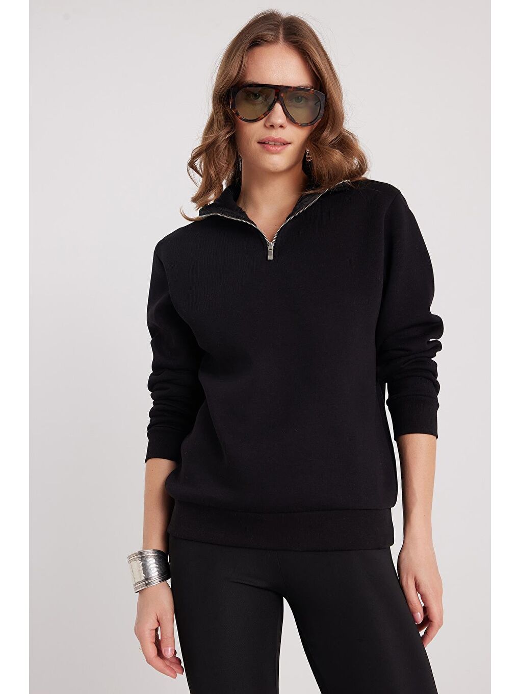 Kadın Relax Fit Rahat Kesim Pamuklu İçi Polarlı Yarım Fermuarlı Siyah Dik Yaka Sweatshirt-3