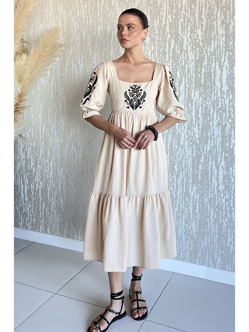 Bej Kadın Kare Yaka Nakışlı Elbise-1