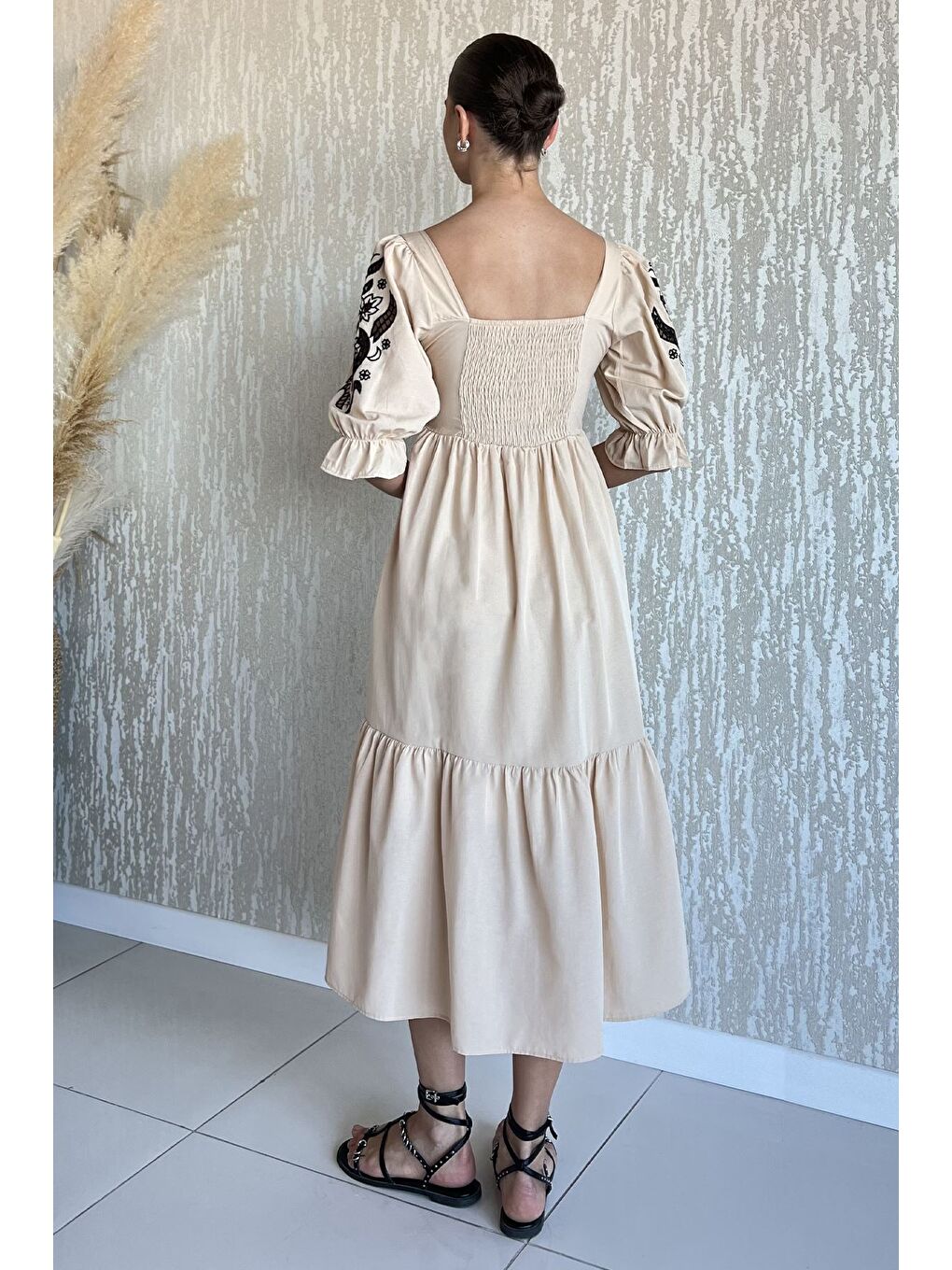 Bej Kadın Kare Yaka Nakışlı Elbise-2