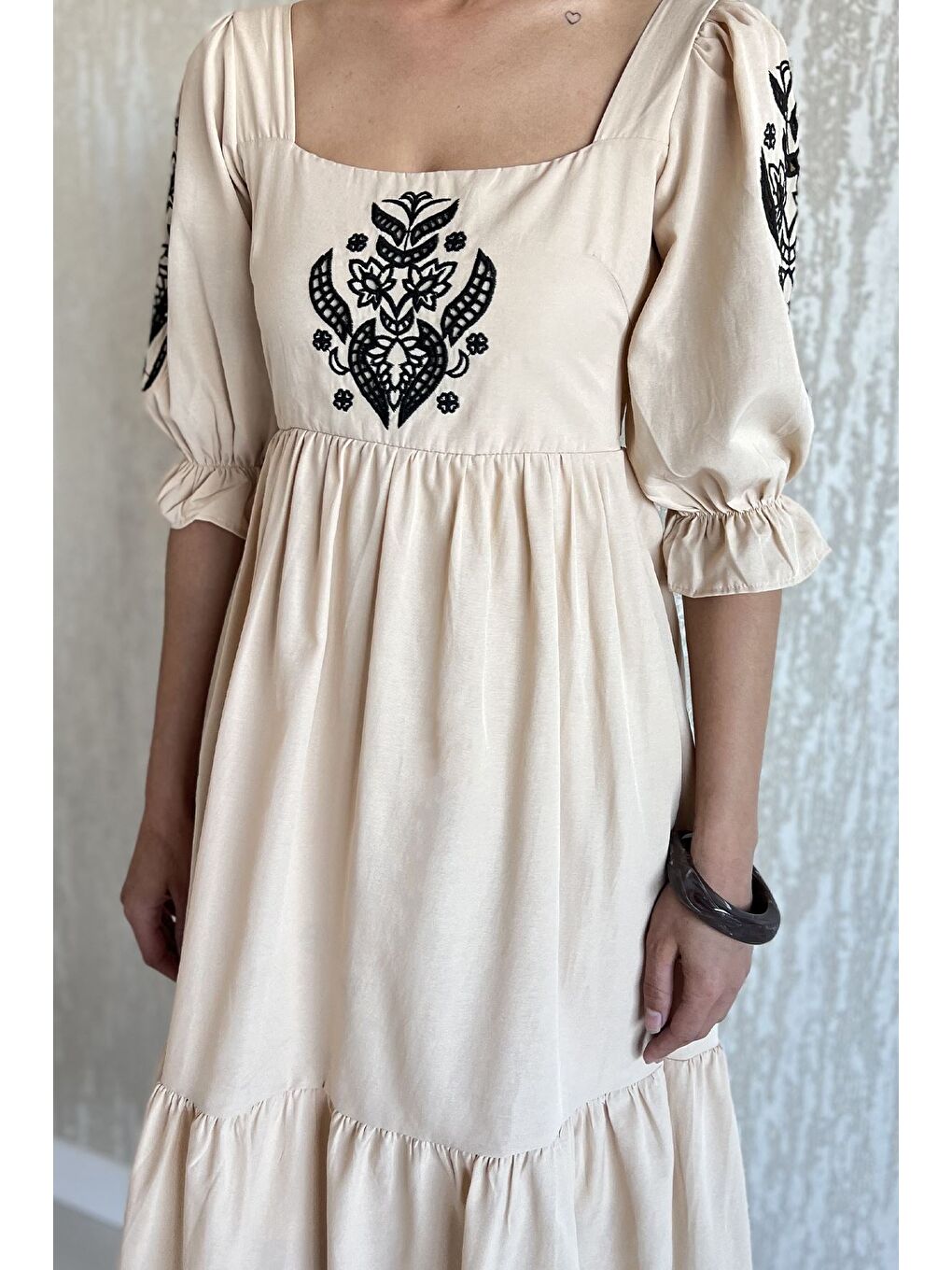 Bej Kadın Kare Yaka Nakışlı Elbise-3