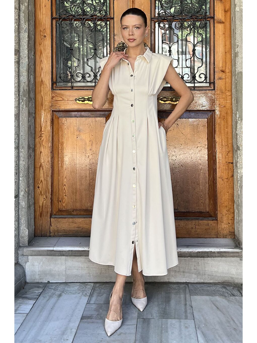 Bej Pileli Ön Çıtçıtlı Sıfır Kol Kadın Elbise