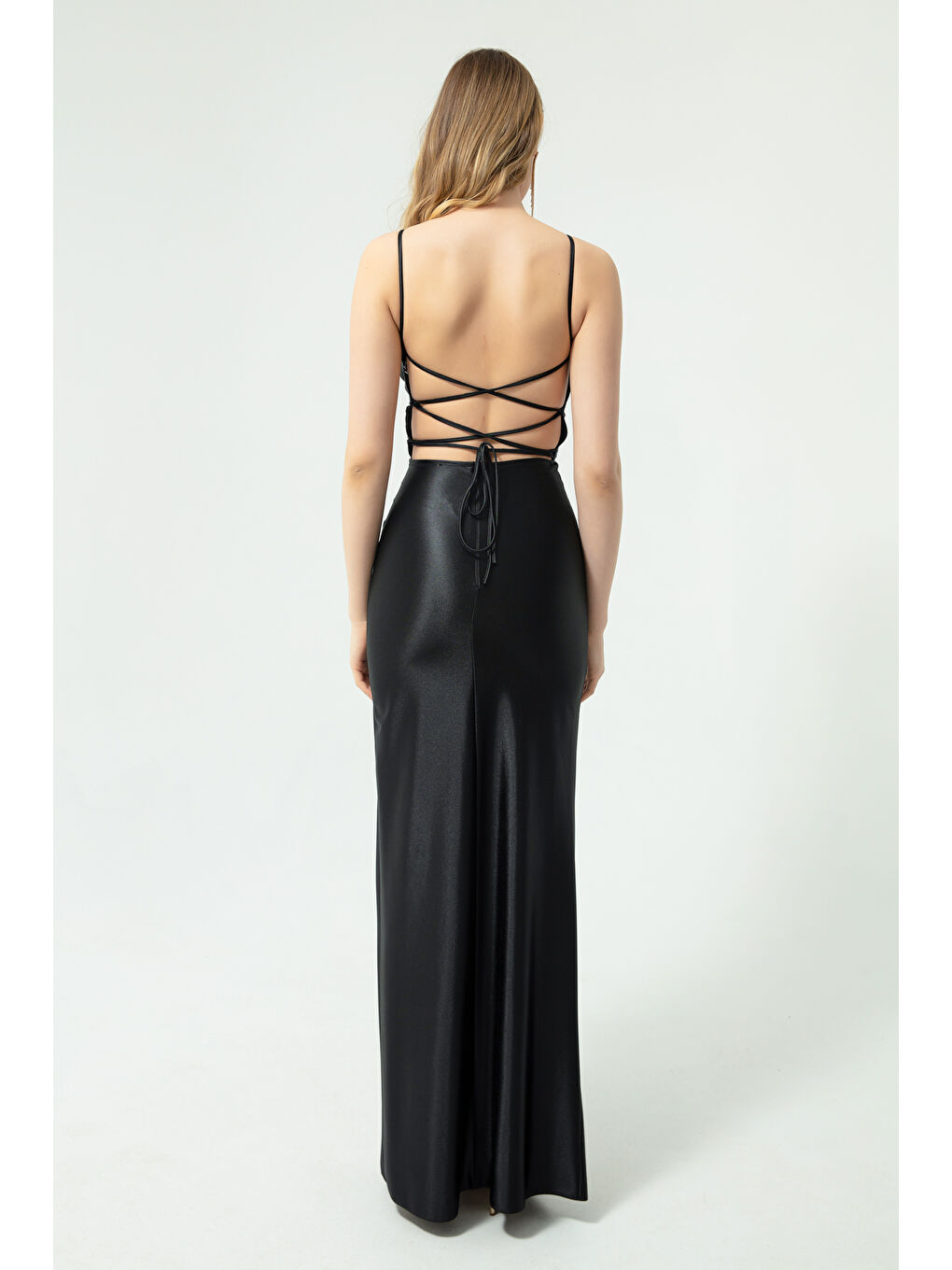 Kadın Siyah Sırt Dekolteli Yırtmaçlı Uzun Abiye Elbise-3