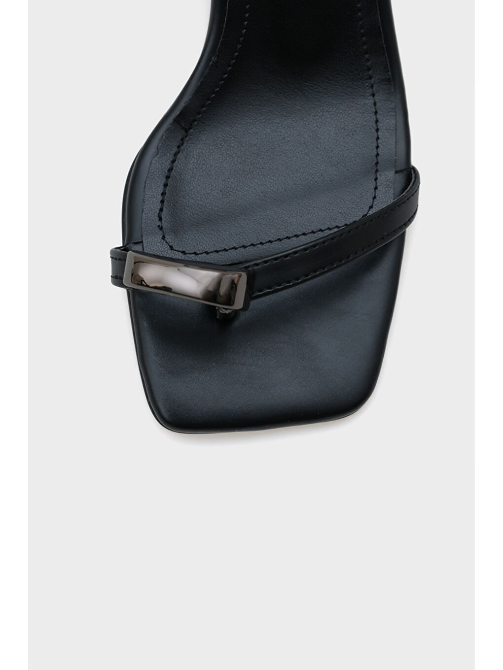 Siyah Cindy Küt Burunlu Topuklu Bilekten Bantlı Parmak Arası Kadın Sandalet-2