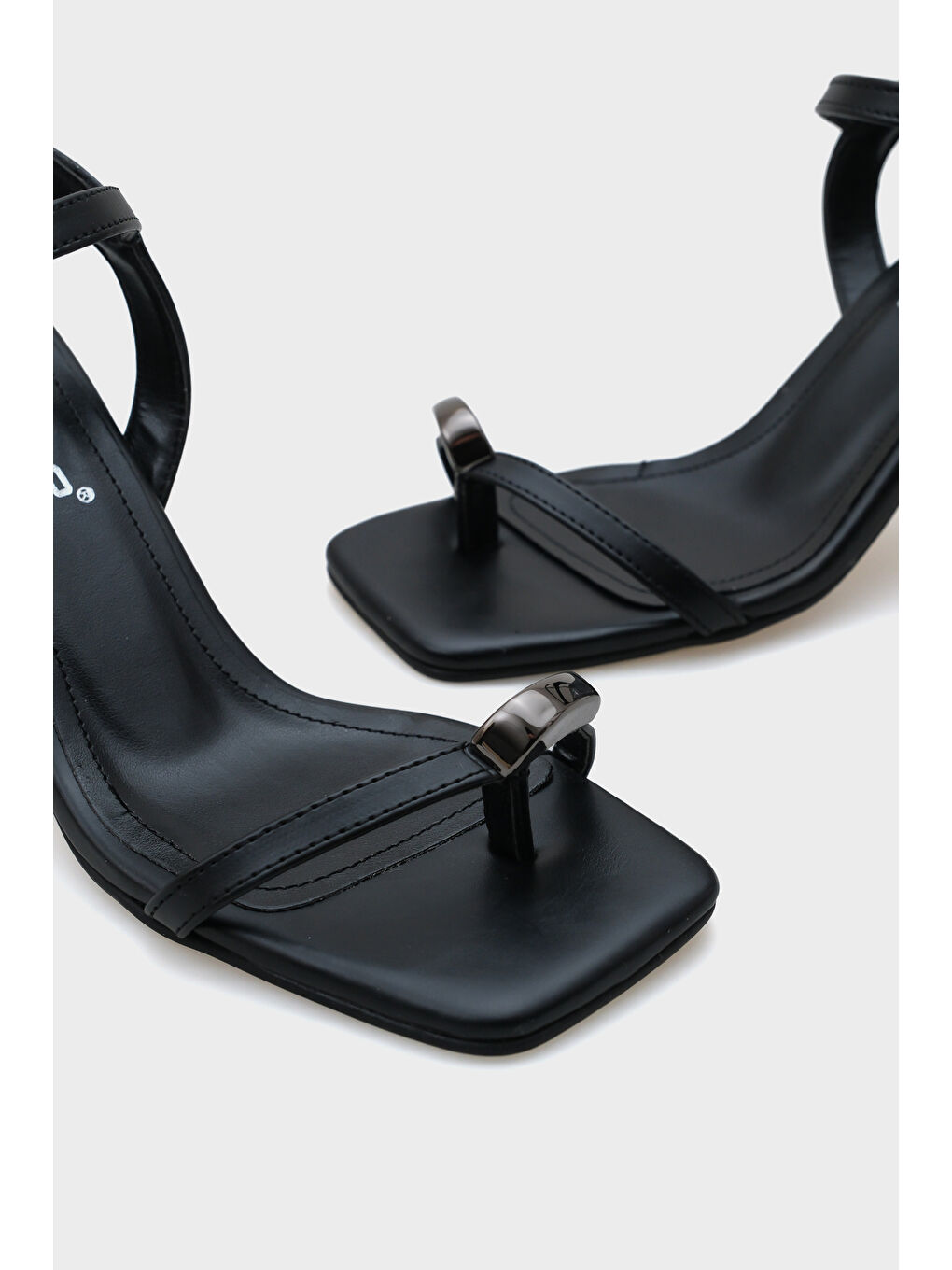 Siyah Cindy Küt Burunlu Topuklu Bilekten Bantlı Parmak Arası Kadın Sandalet-4