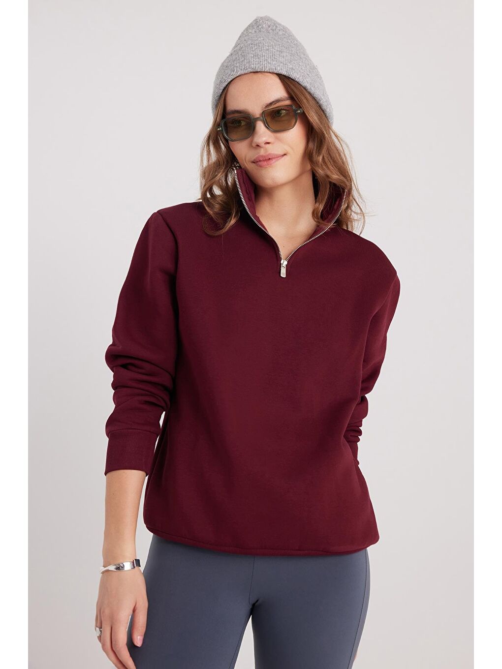 Kadın Relax Fit Rahat Kesim Pamuklu İçi Polarlı Yarım Fermuarlı Bordo Dik Yaka Sweatshirt-4