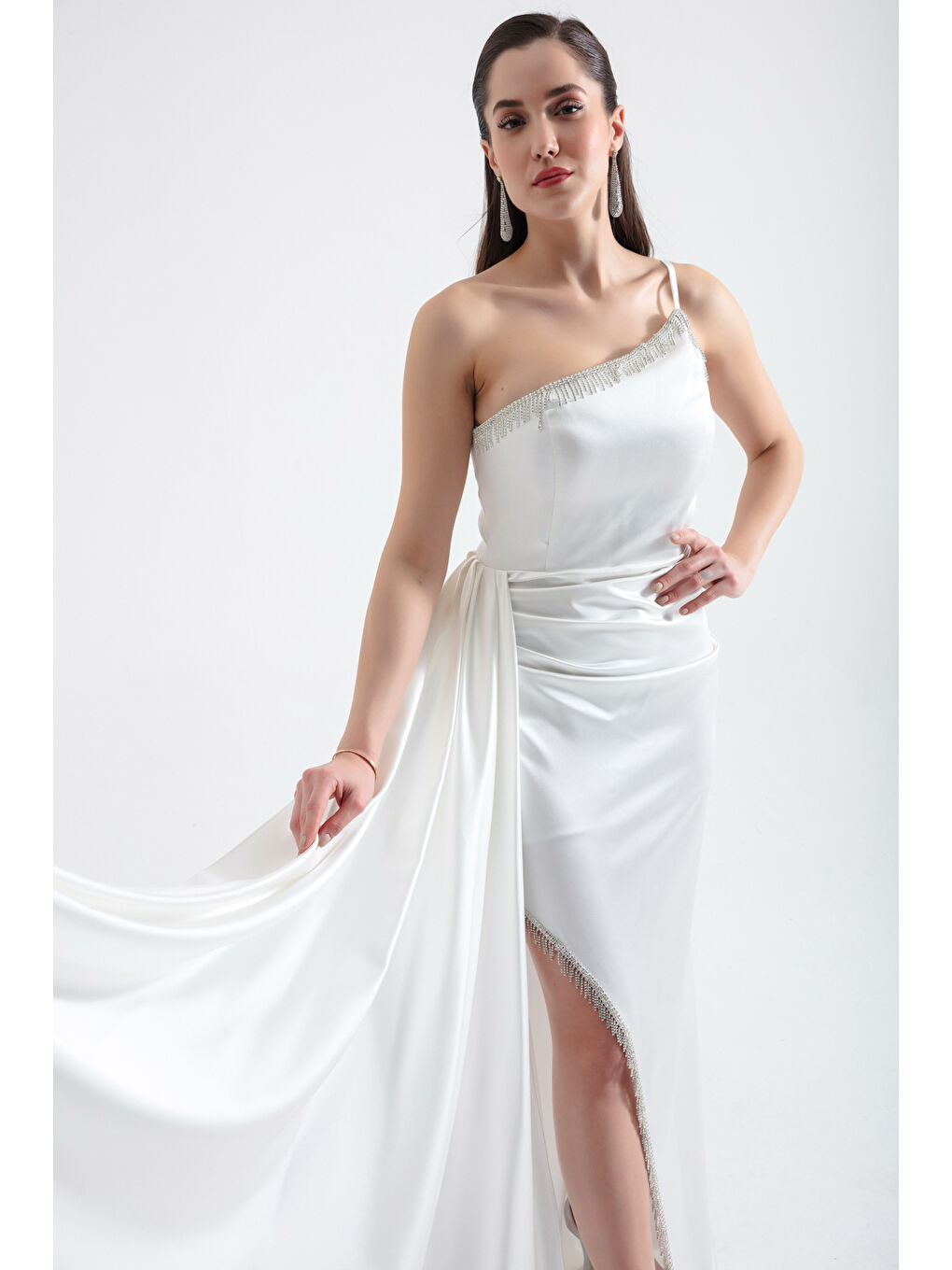 Kadın Beyaz Tek Omuzlu Taşlı Uzun Saten Abiye Elbise-1