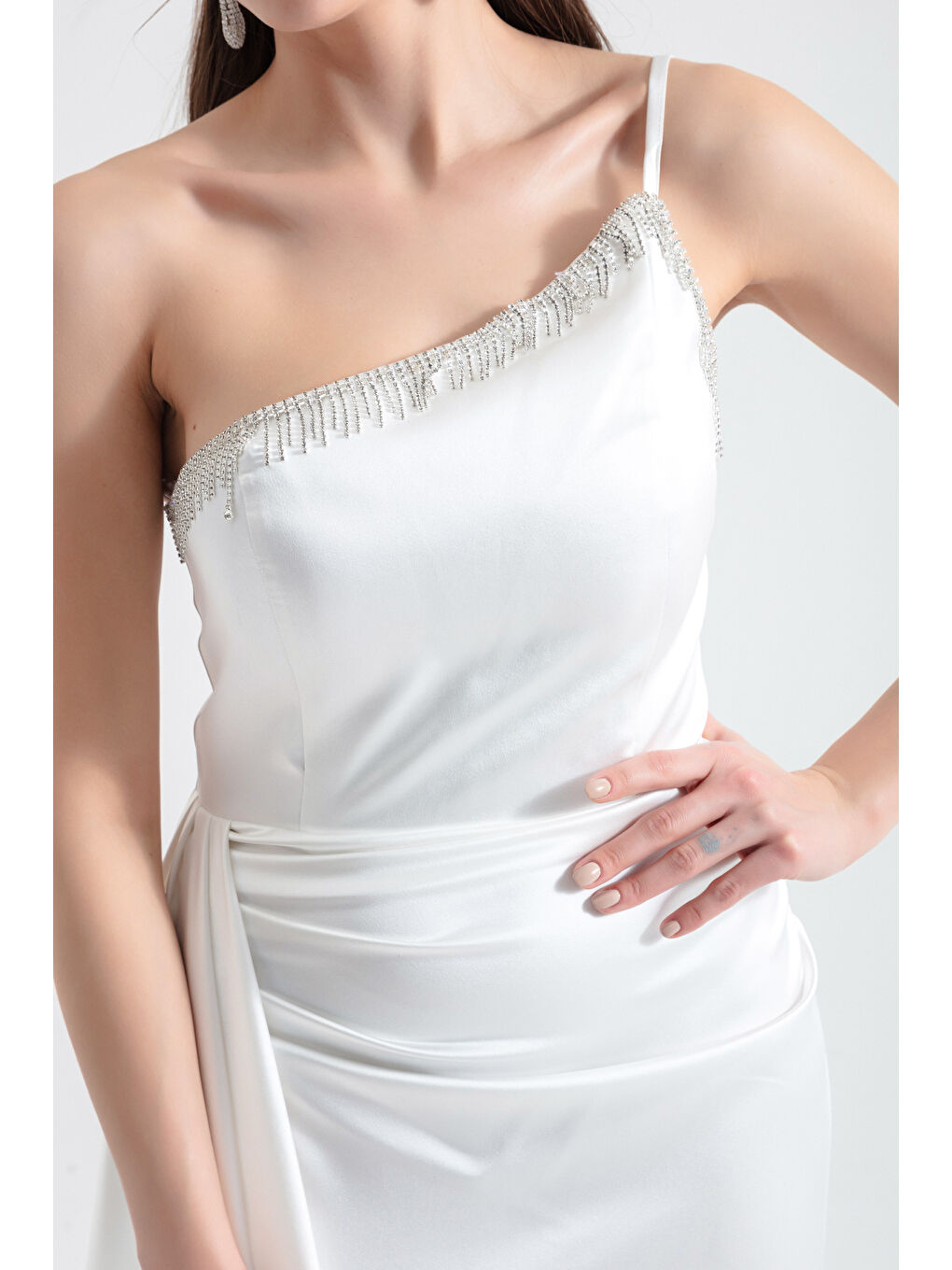 Kadın Beyaz Tek Omuzlu Taşlı Uzun Saten Abiye Elbise-3