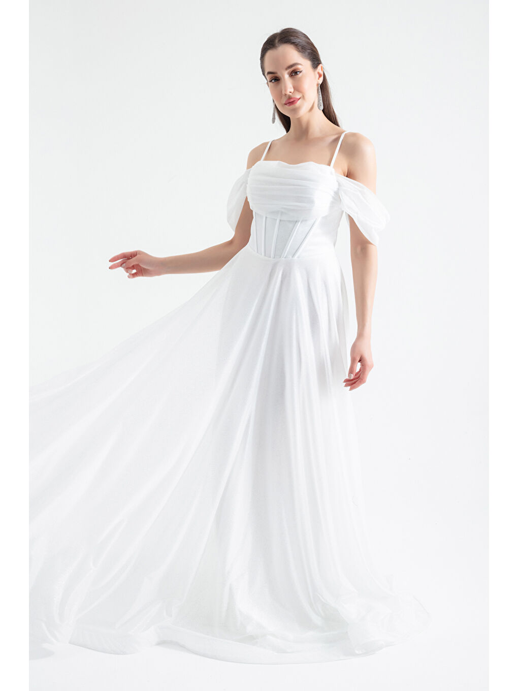 Kadın Beyaz Askılı Simli Uzun Kloş Abiye Elbise