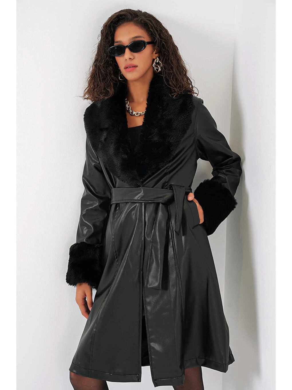 Kadın Siyah Kürk Yaka Kuşaklı Suni Deri Kaban HZL25W-BD110451