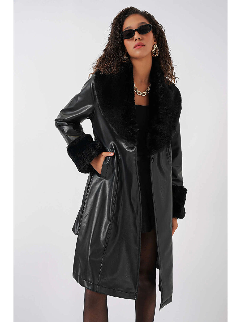 Kadın Siyah Kürk Yaka Kuşaklı Suni Deri Kaban HZL25W-BD110451-1