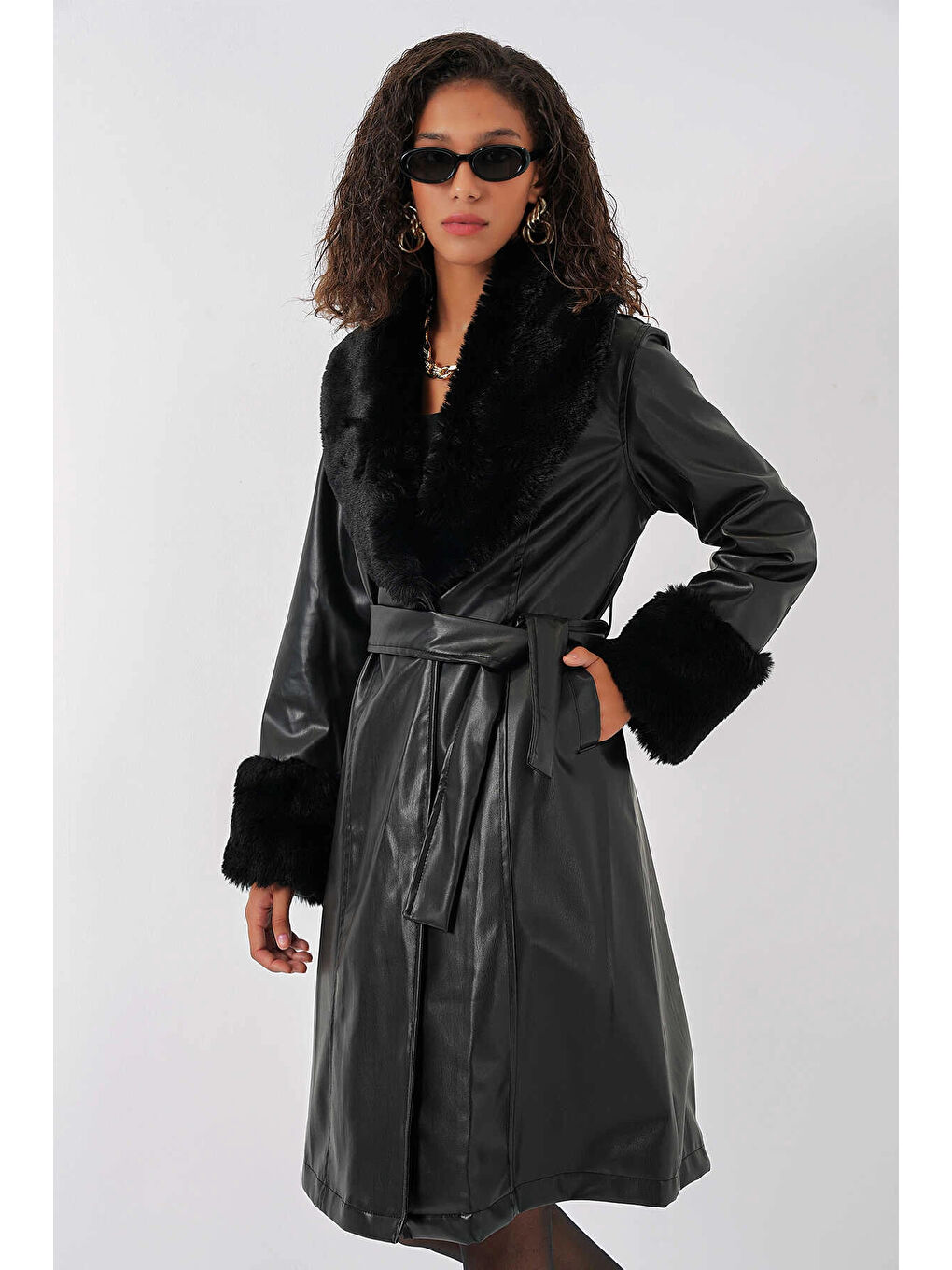 Kadın Siyah Kürk Yaka Kuşaklı Suni Deri Kaban HZL25W-BD110451-2