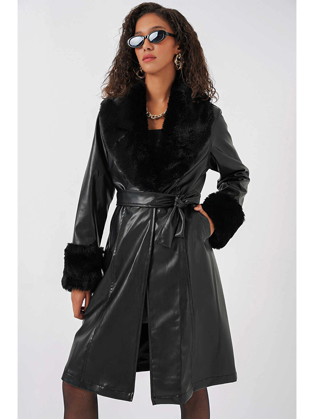 Kadın Siyah Kürk Yaka Kuşaklı Suni Deri Kaban HZL25W-BD110451-3