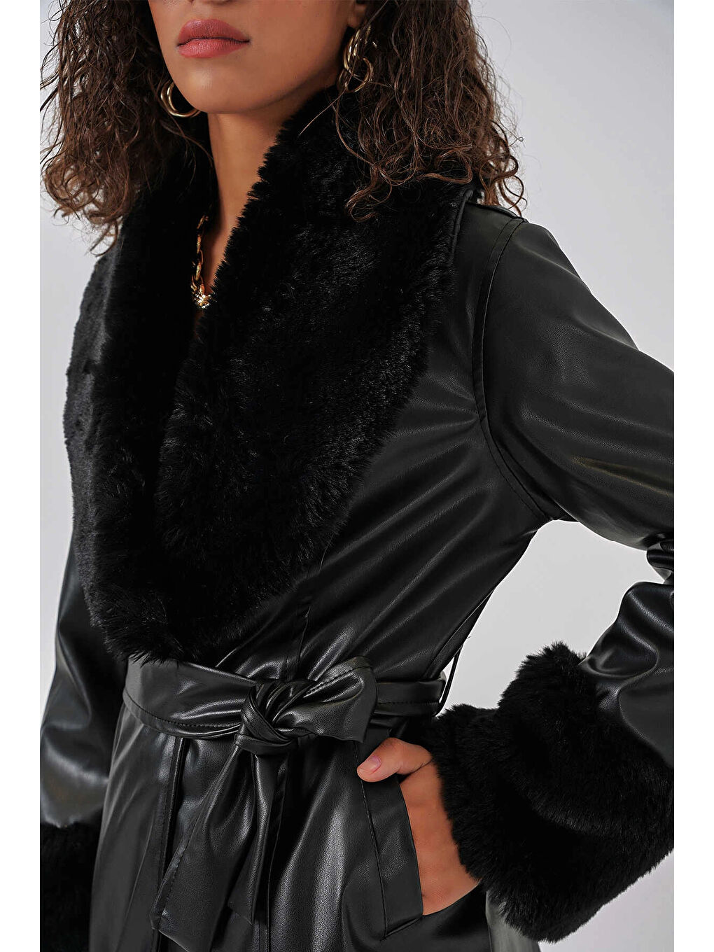 Kadın Siyah Kürk Yaka Kuşaklı Suni Deri Kaban HZL25W-BD110451-4
