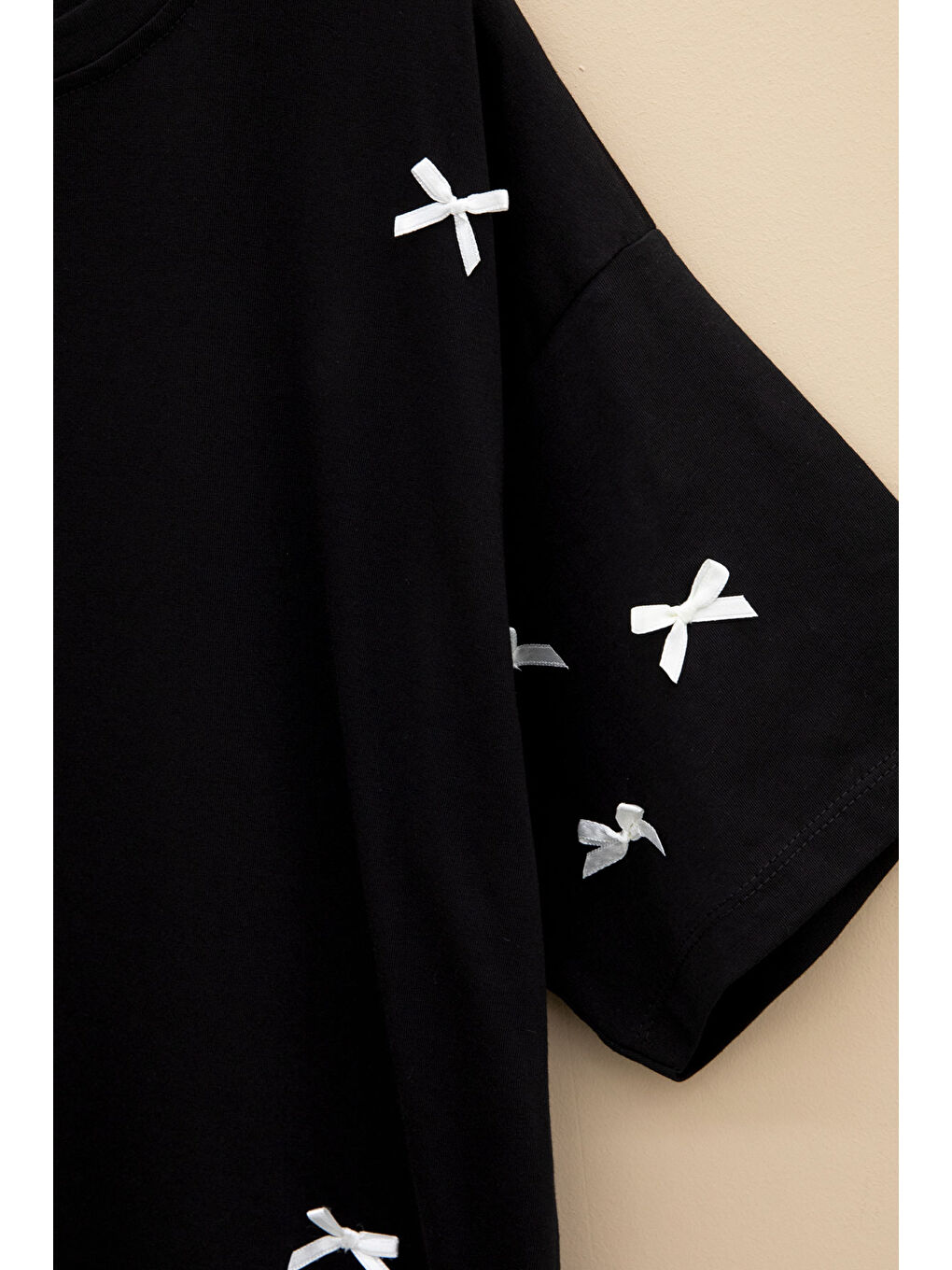 Siyah Fiyonk Nakışlı Kısa Kol Kız Çocuk Oversize Tişört 20798-2