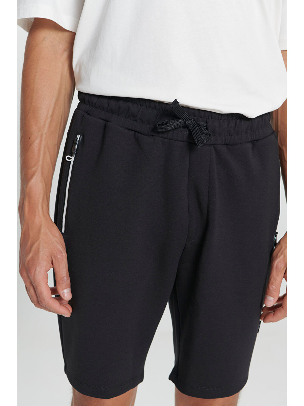 Erkek Siyah Standart Fit Normal Kesim Cepli Rahat Şort-3