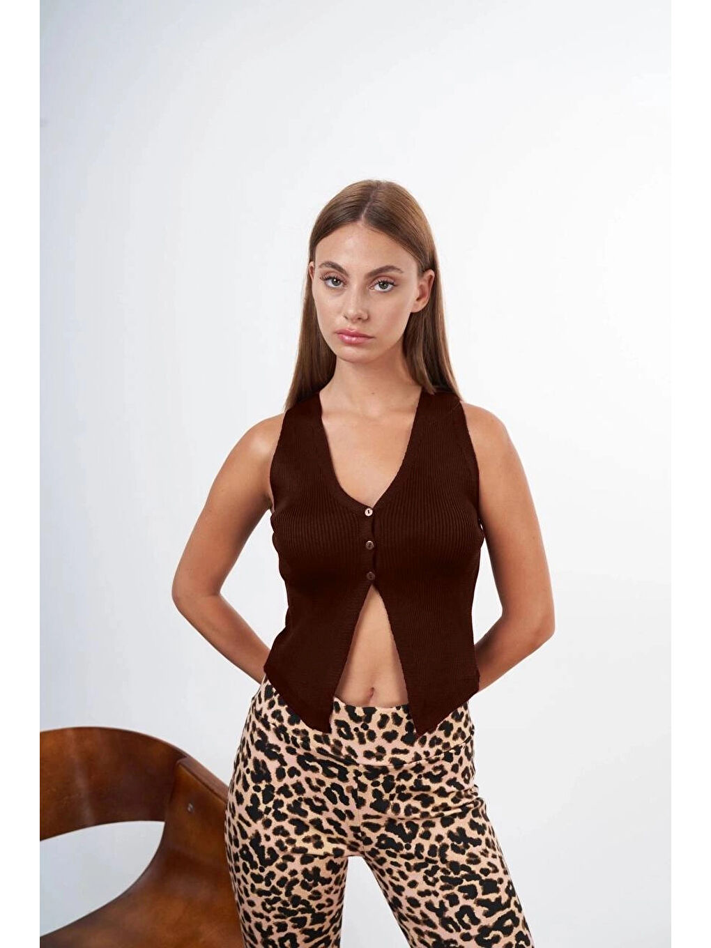 Kadın Kahverengi Düğmeli Crop Triko Yelek HZL24S-ZK10231