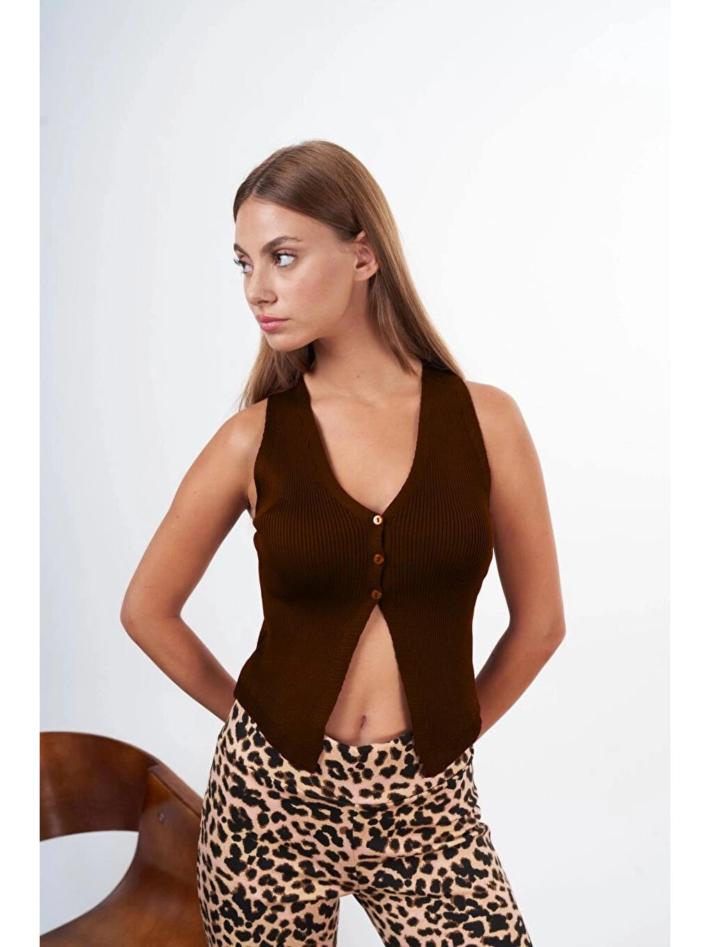 Kadın Kahverengi Düğmeli Crop Triko Yelek HZL24S-ZK10231-2