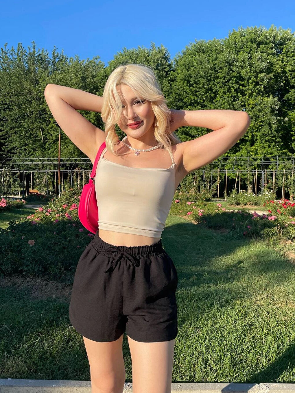 Kadın Siyah Beli Lastikli Yırtmaç Detaylı Cepli Keten Şort HZL24S-ZK11071-1