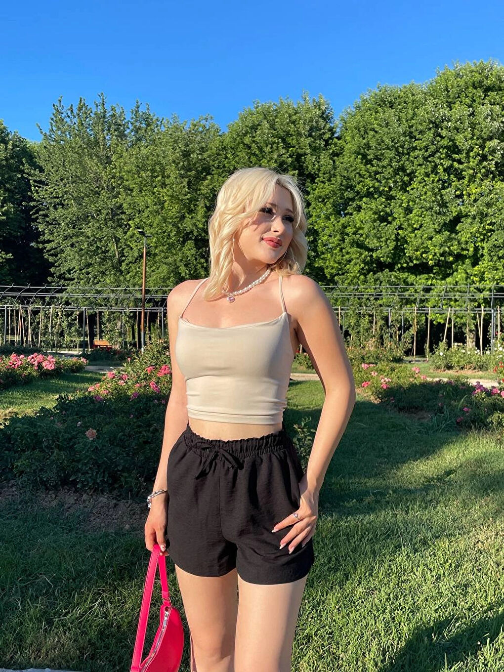 Kadın Siyah Beli Lastikli Yırtmaç Detaylı Cepli Keten Şort HZL24S-ZK11071-2