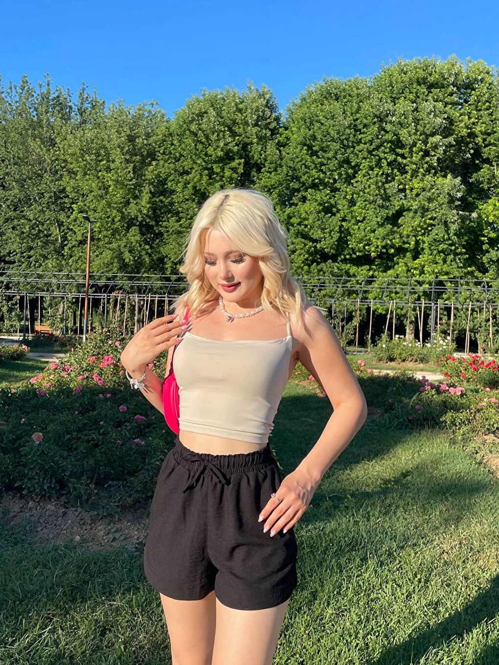 Kadın Siyah Beli Lastikli Yırtmaç Detaylı Cepli Keten Şort HZL24S-ZK11071-3