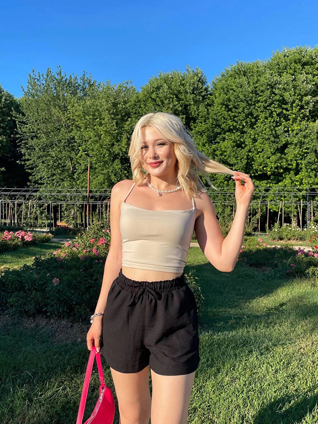 Kadın Siyah Beli Lastikli Yırtmaç Detaylı Cepli Keten Şort HZL24S-ZK11071-4