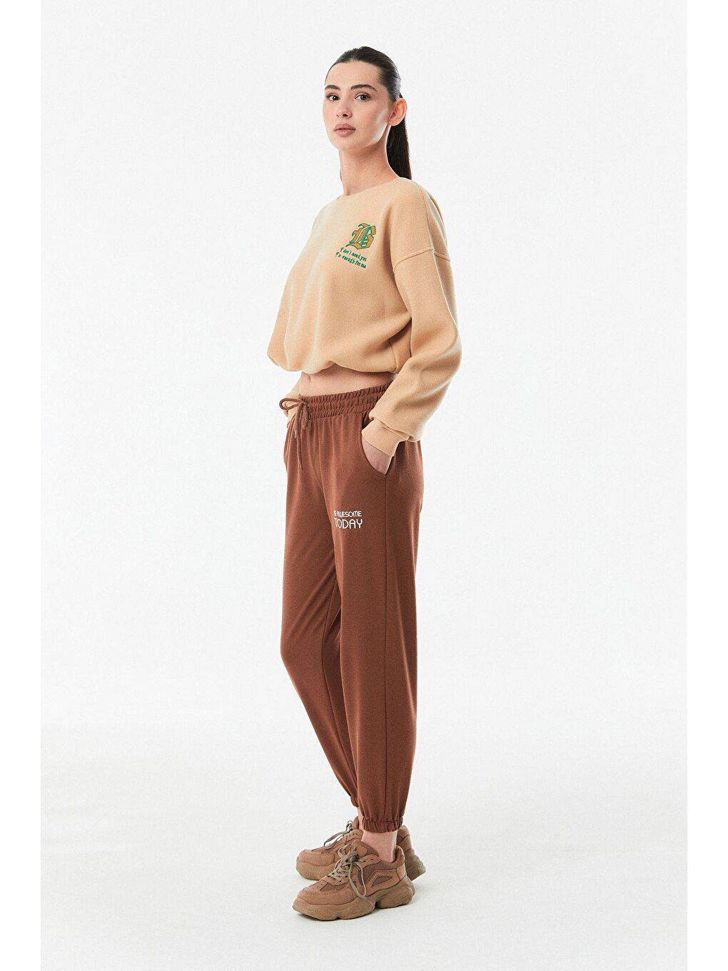 Kahverengi Yazı Nakışlı Paçası Lastikli Eşofman Altı-1