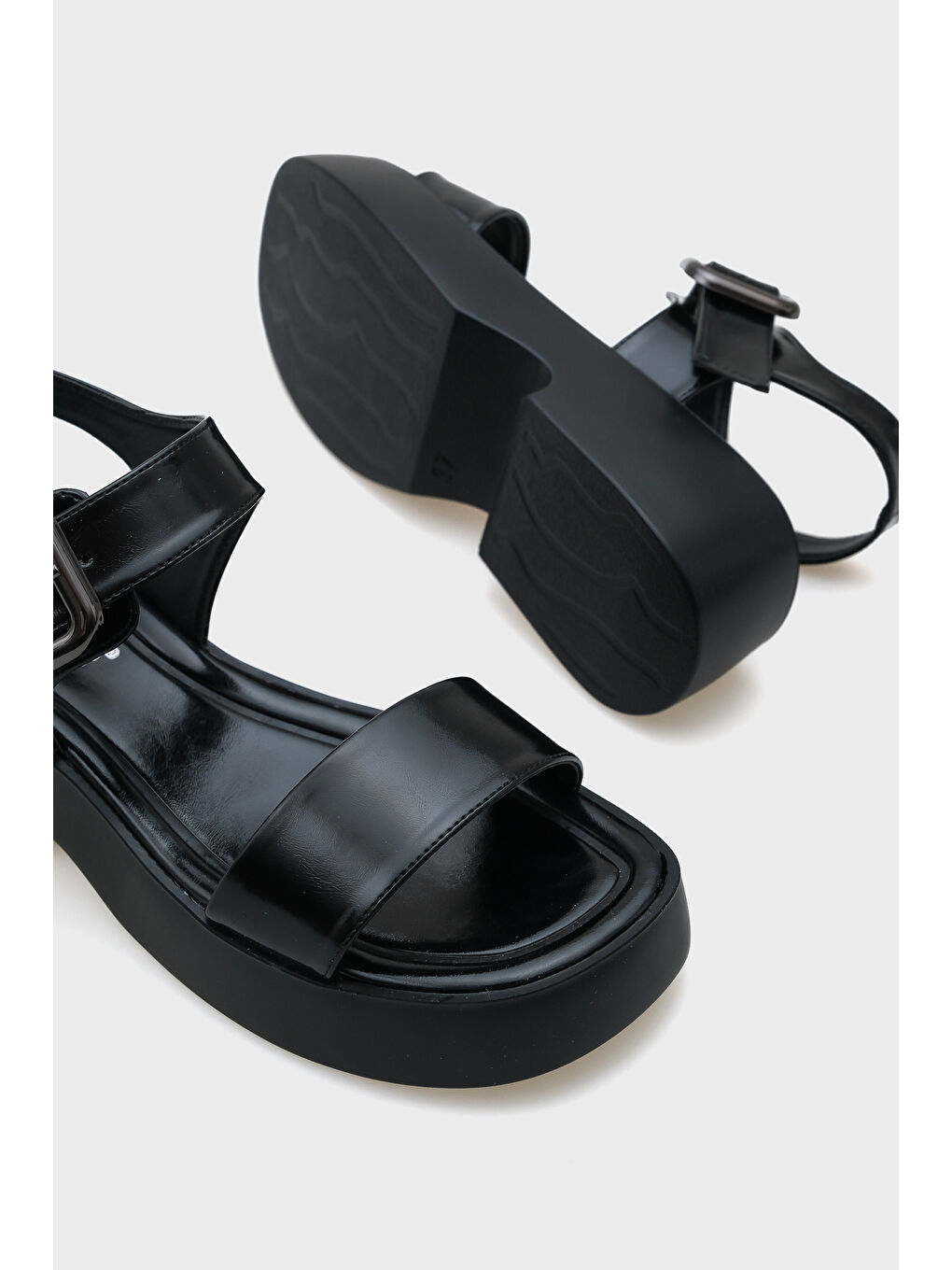 Siyah Eddie Dolgu Topuklu Tek Bantlı Tokalı Kadın Konfor Sandalet-4