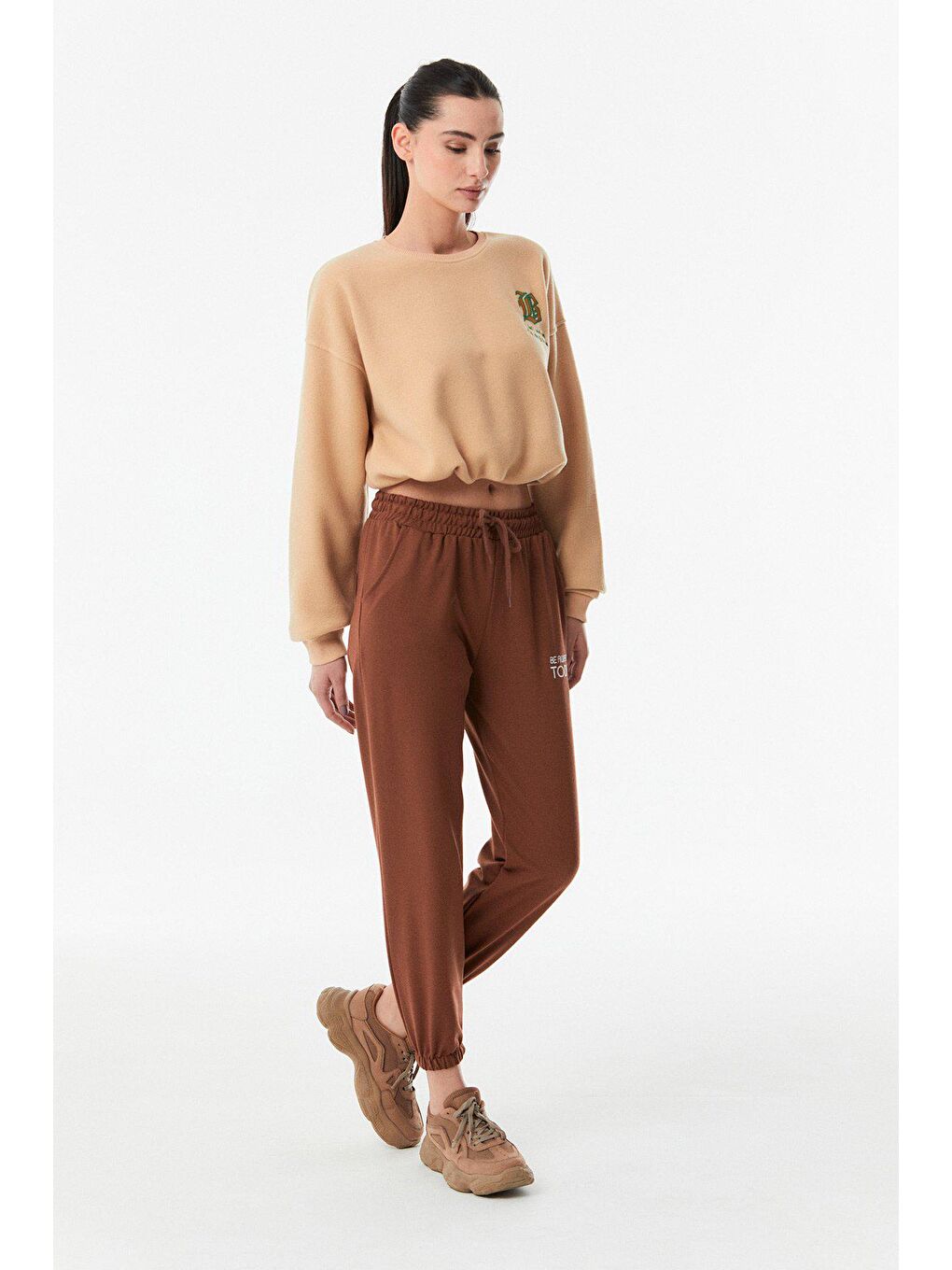 Kahverengi Yazı Nakışlı Paçası Lastikli Eşofman Altı-3