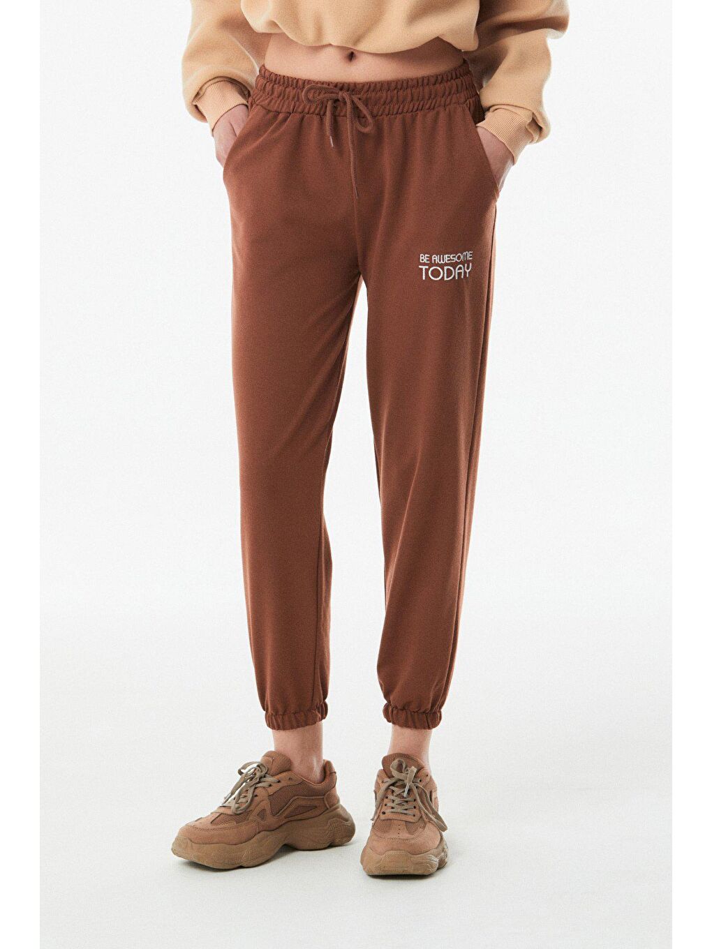 Kahverengi Yazı Nakışlı Paçası Lastikli Eşofman Altı-4