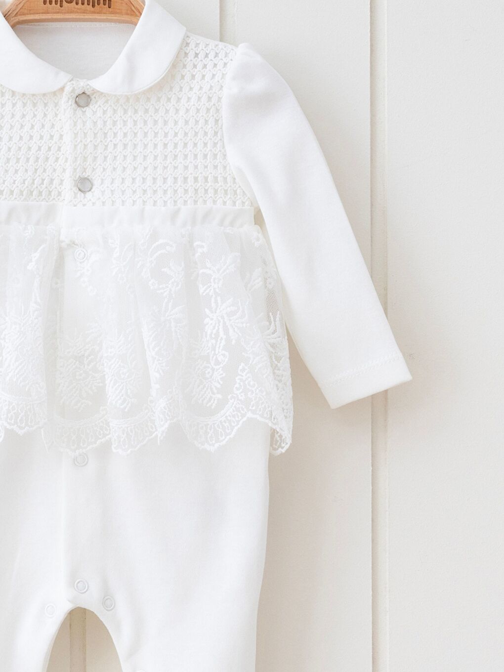 Ekru Bebe Yaka Uzun Kollu Dantel Detaylı Kız Bebek Tulum-1