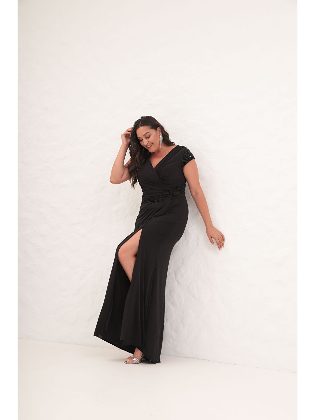 Kadın Siyah Kruvaze Yaka Boncuklu Büyük Beden Uzun Abiye Elbise