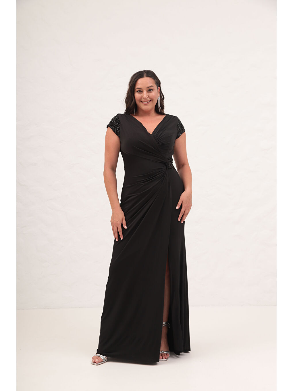 Kadın Siyah Kruvaze Yaka Boncuklu Büyük Beden Uzun Abiye Elbise-3