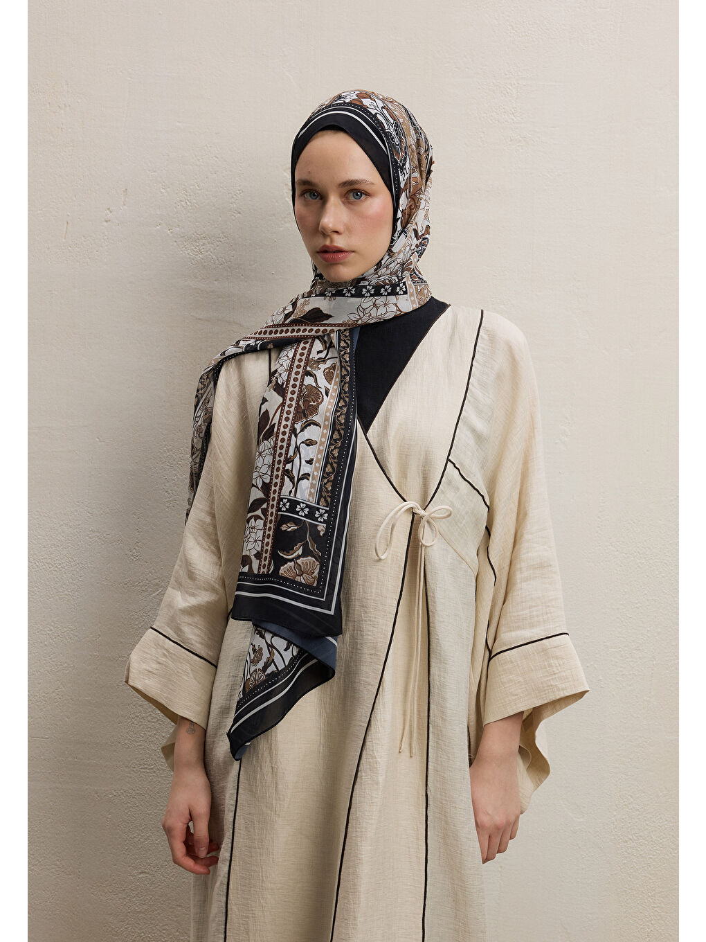 Lılıes Desen İpek Krep Şal Siyah