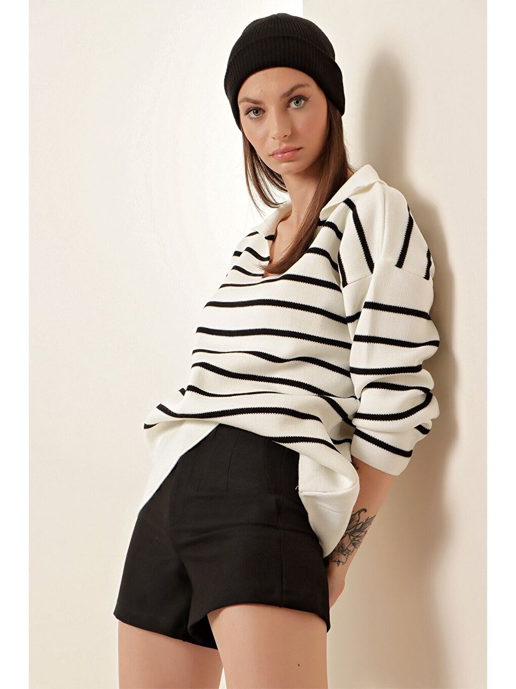 Kadın Beyaz Siyah Çizgili Polo Yaka Crop Triko Kazak HZL23W-BD1100841