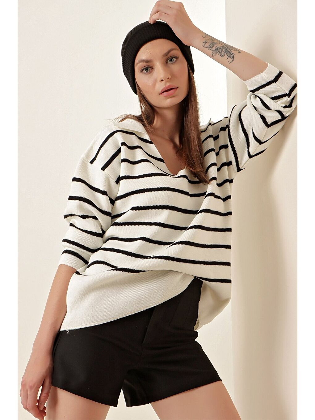 Kadın Beyaz Siyah Çizgili Polo Yaka Crop Triko Kazak HZL23W-BD1100841-1