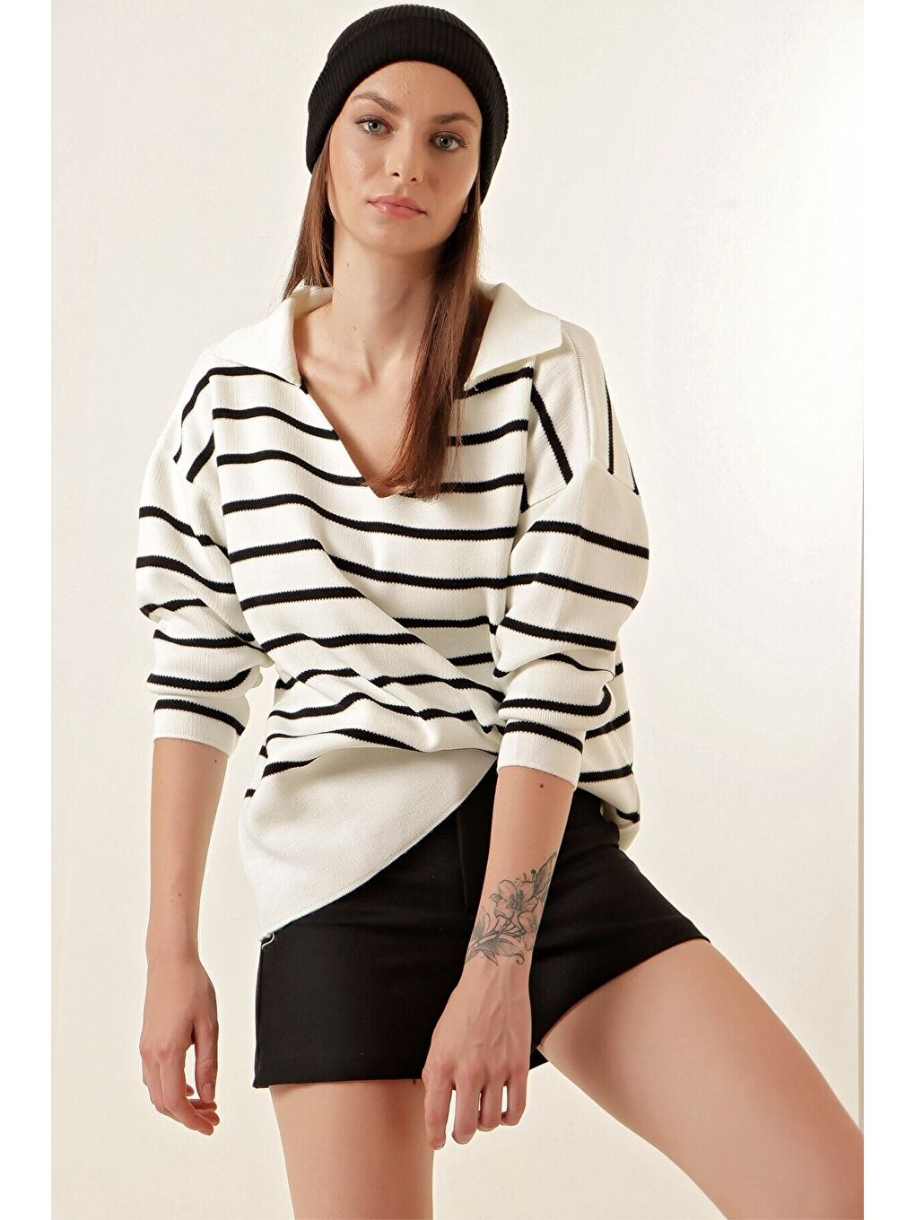 Kadın Beyaz Siyah Çizgili Polo Yaka Crop Triko Kazak HZL23W-BD1100841-2