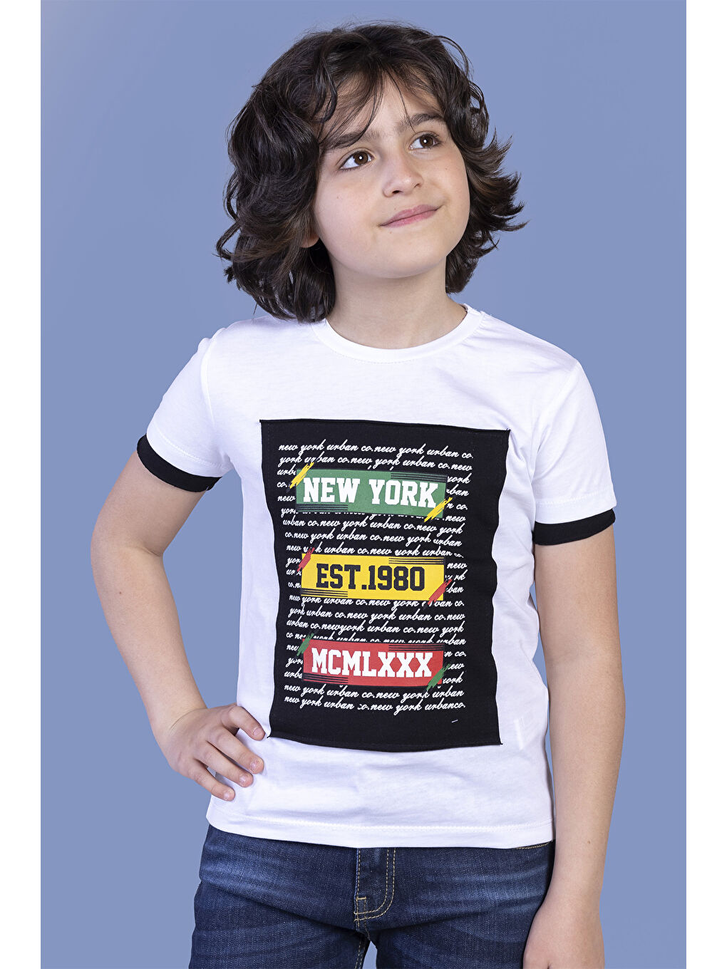 Beyaz Erkek Çocuk Kolları Garni Detaylı Yazı Baskılı Tişört