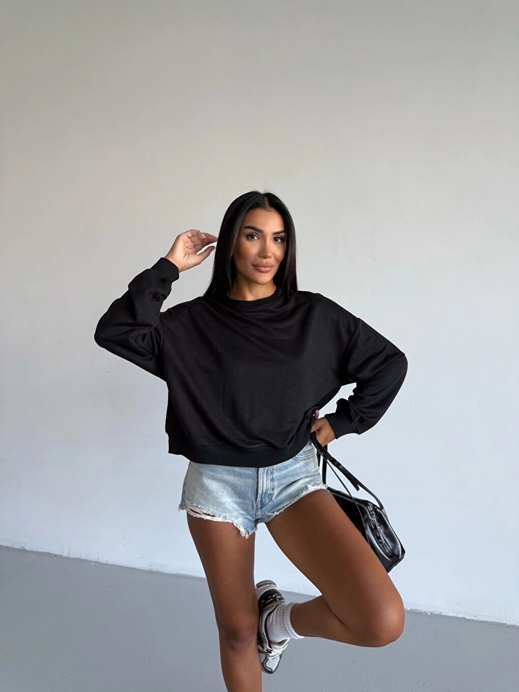 Kadın Siyah Bisiklet Yaka 2 İplik Sweatshirt HZL25W-FRY123391