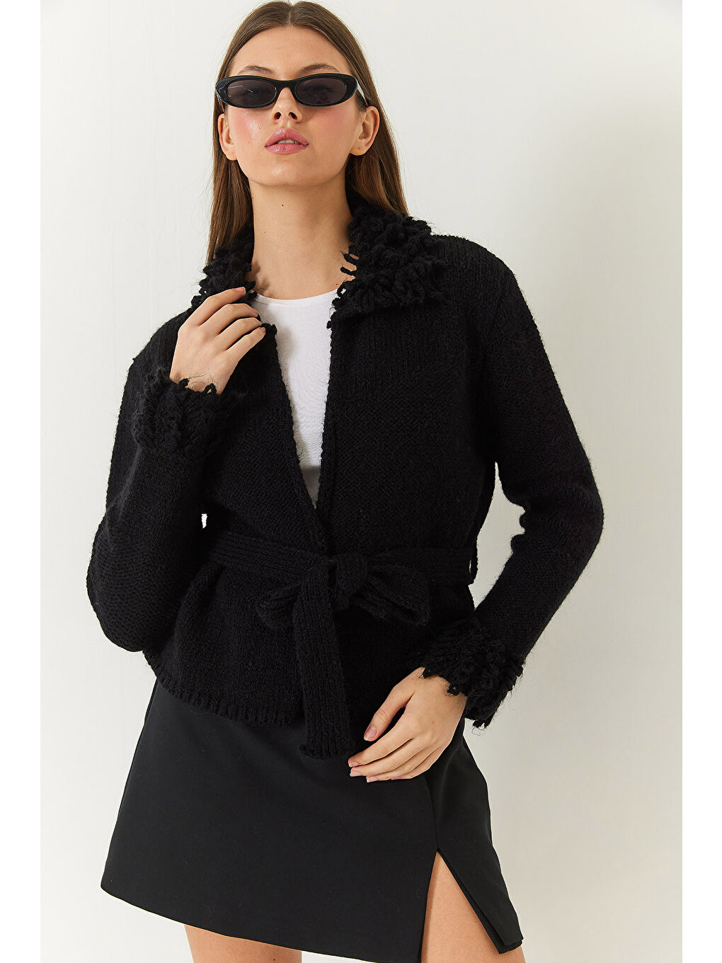 Siyah Kadın Yaka ve Kol Ucu Püsküllü Triko Hırka-1