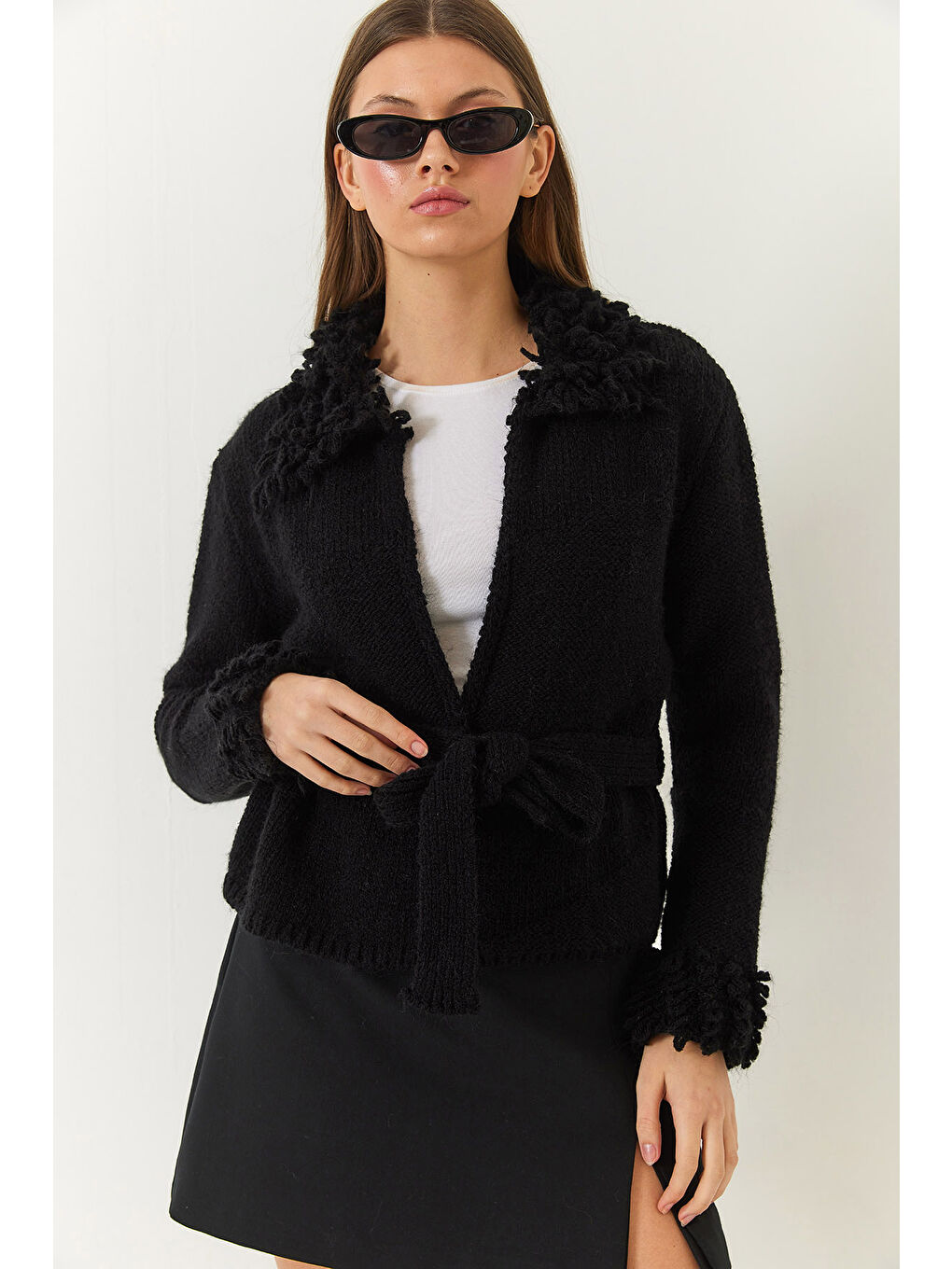 Siyah Kadın Yaka ve Kol Ucu Püsküllü Triko Hırka-2