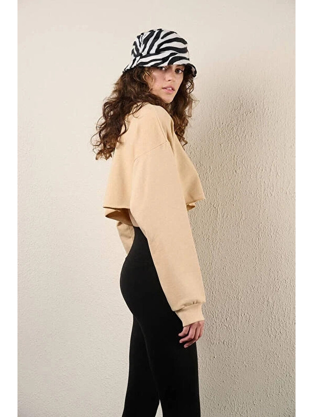 Bej Kadın Bisküvi Basic Bisiklet Yaka Uzun Kollu Crop Sweatshirt HZL24W-ZK11351-1