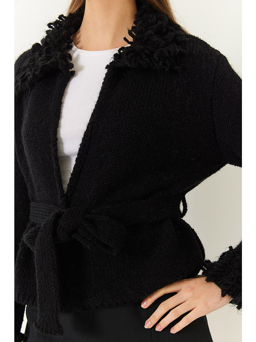 Siyah Kadın Yaka ve Kol Ucu Püsküllü Triko Hırka-3