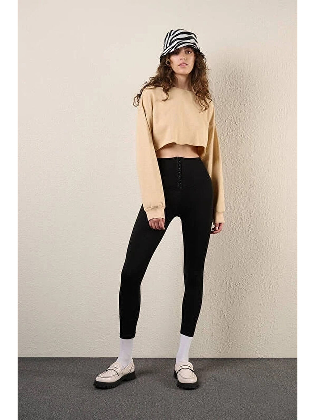 Bej Kadın Bisküvi Basic Bisiklet Yaka Uzun Kollu Crop Sweatshirt HZL24W-ZK11351-3