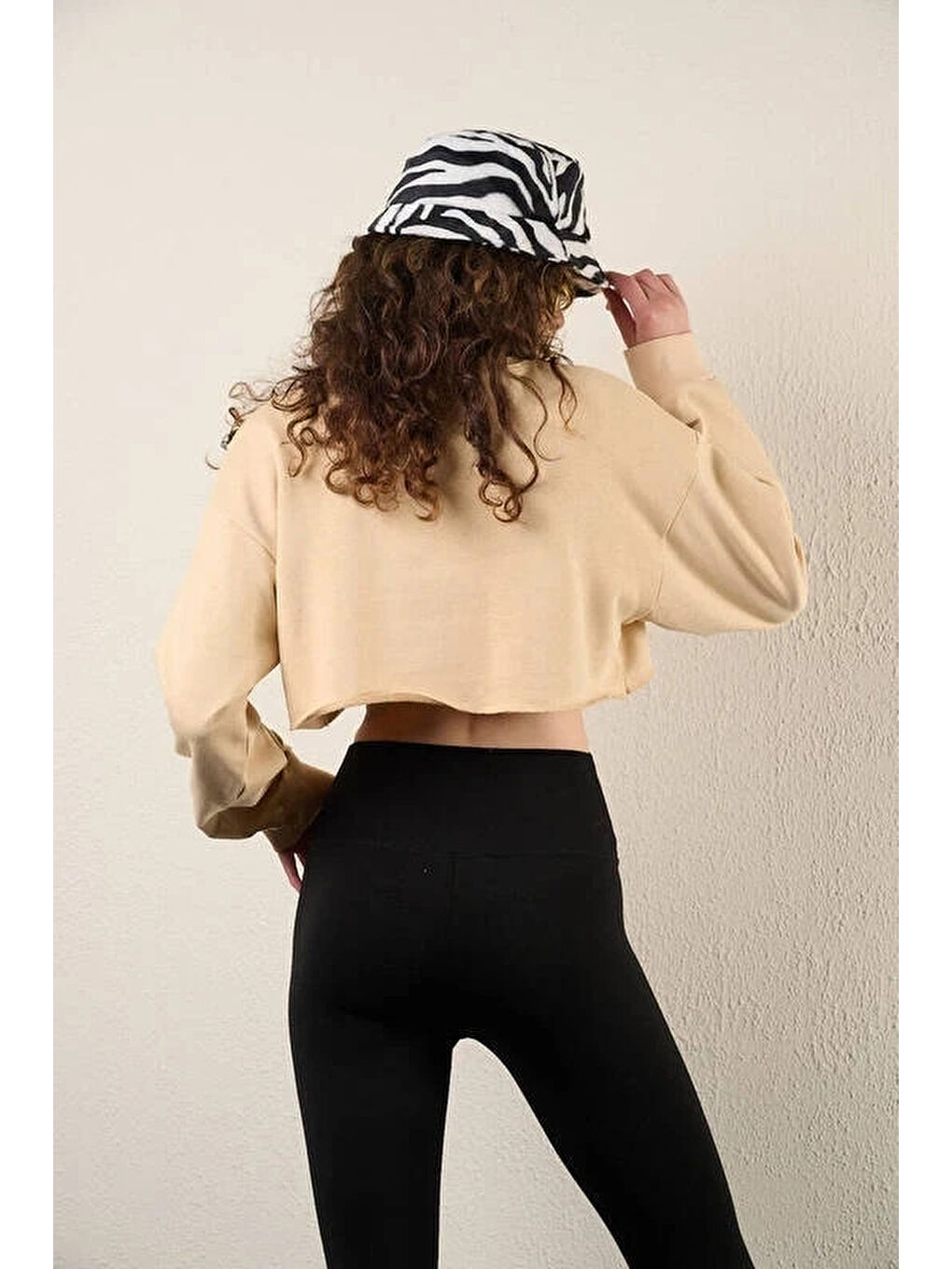 Bej Kadın Bisküvi Basic Bisiklet Yaka Uzun Kollu Crop Sweatshirt HZL24W-ZK11351-4