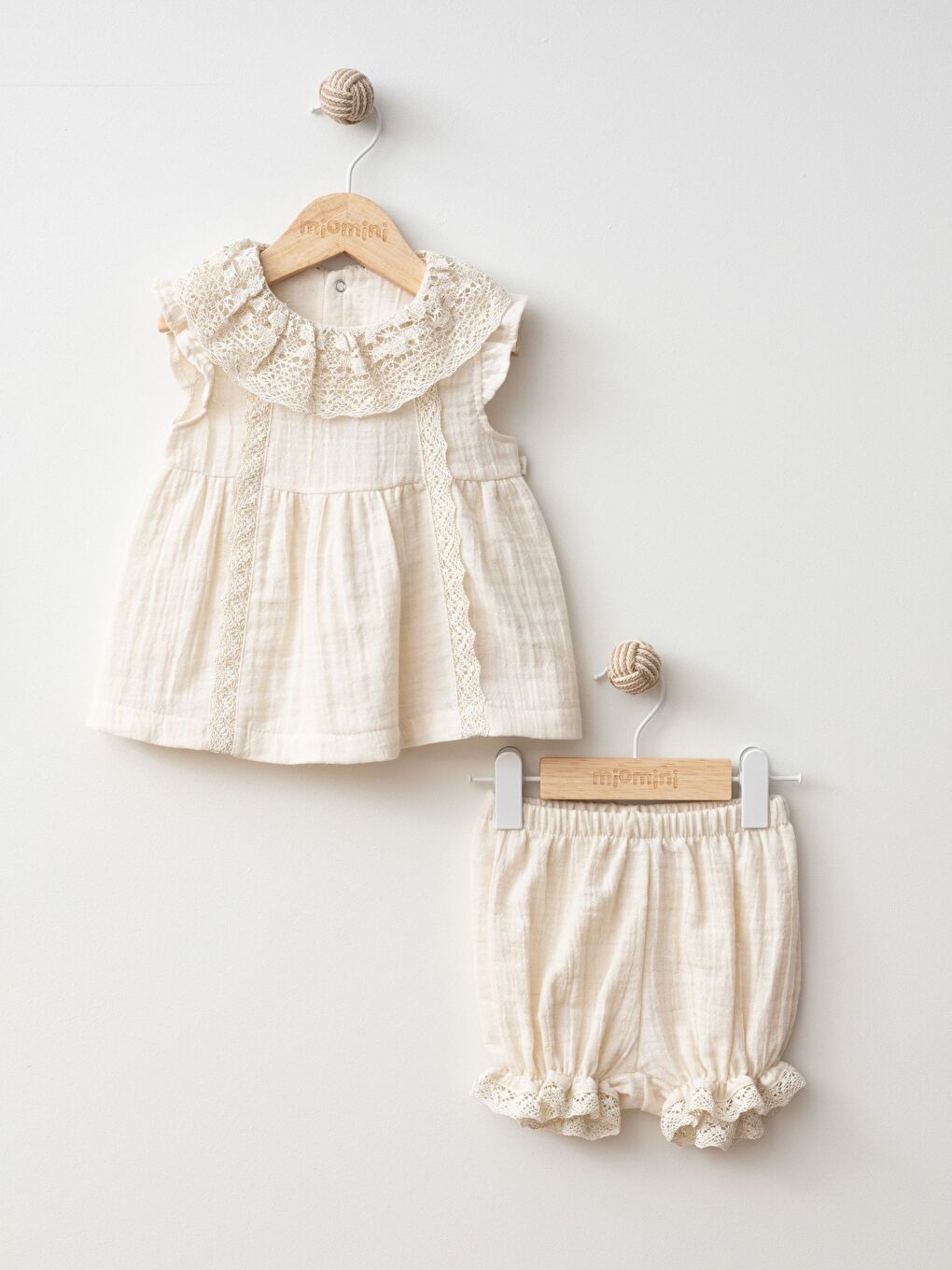 Bej Bisiklet Yaka Dantel Detaylı Kısa Kollu Kız Bebek Bluz ve Şort Takım