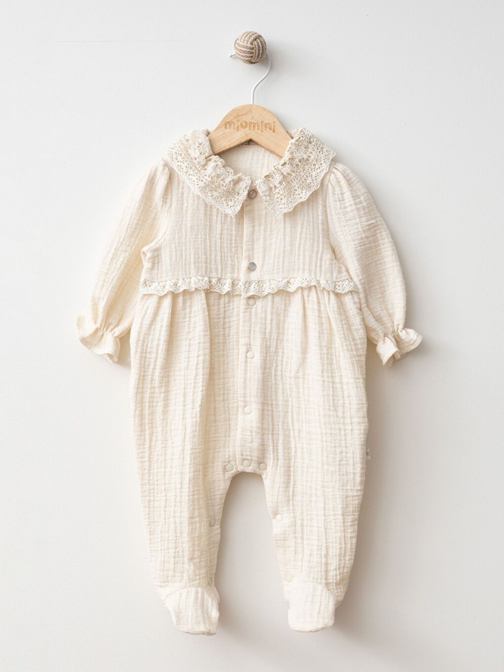 Bej Bisiklet Yaka Uzun Kollu Dantel Detaylı Kız Bebek Tulum